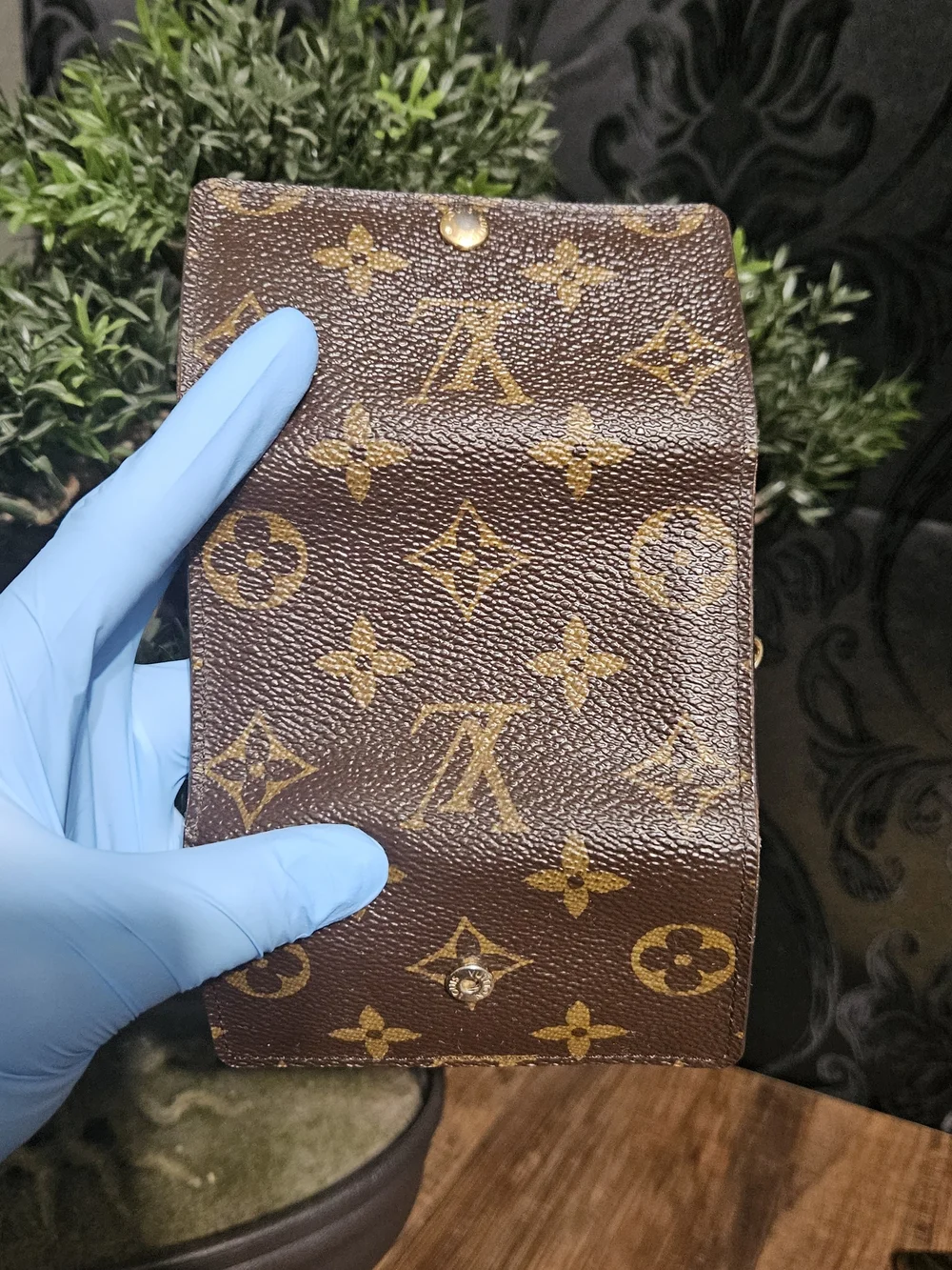 Authentic Louis Vuitton Keyholder Monogram Canvas - Picture 3 of 11